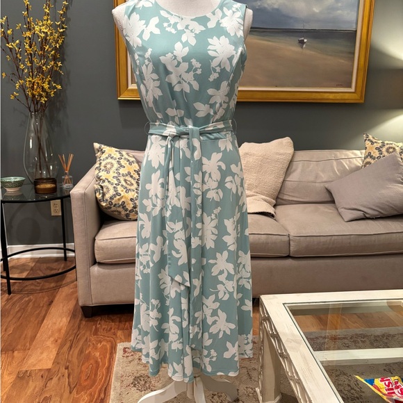 Dress - Picture 2 of 7